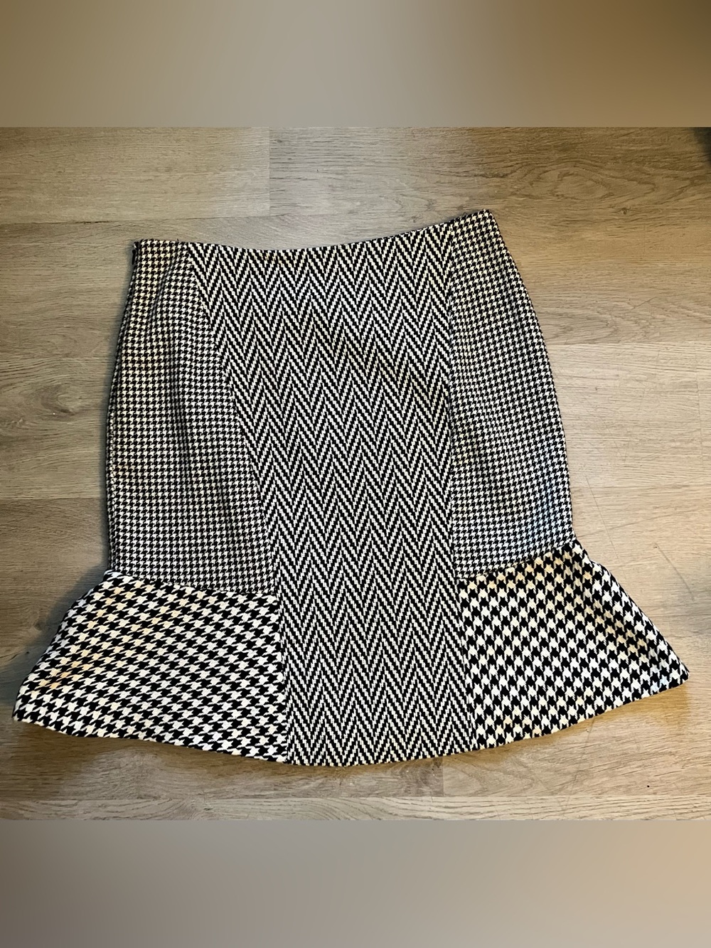 Size 6 Petite Ann Taylor Black and White Houndstooth Panel Mini Skirt